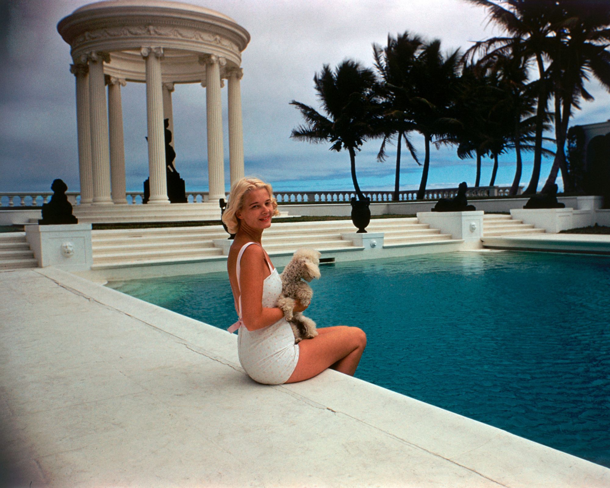 CZ guest at her pool