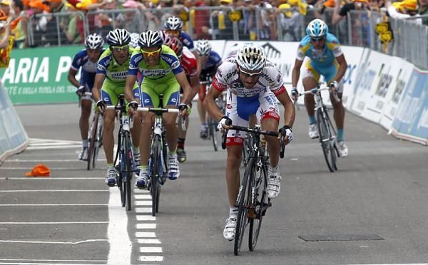 Michele Scarponi (Androni Giocattoli) attacked in the closing metres of stage 17 and gapped the maglia rosa group at the finish.