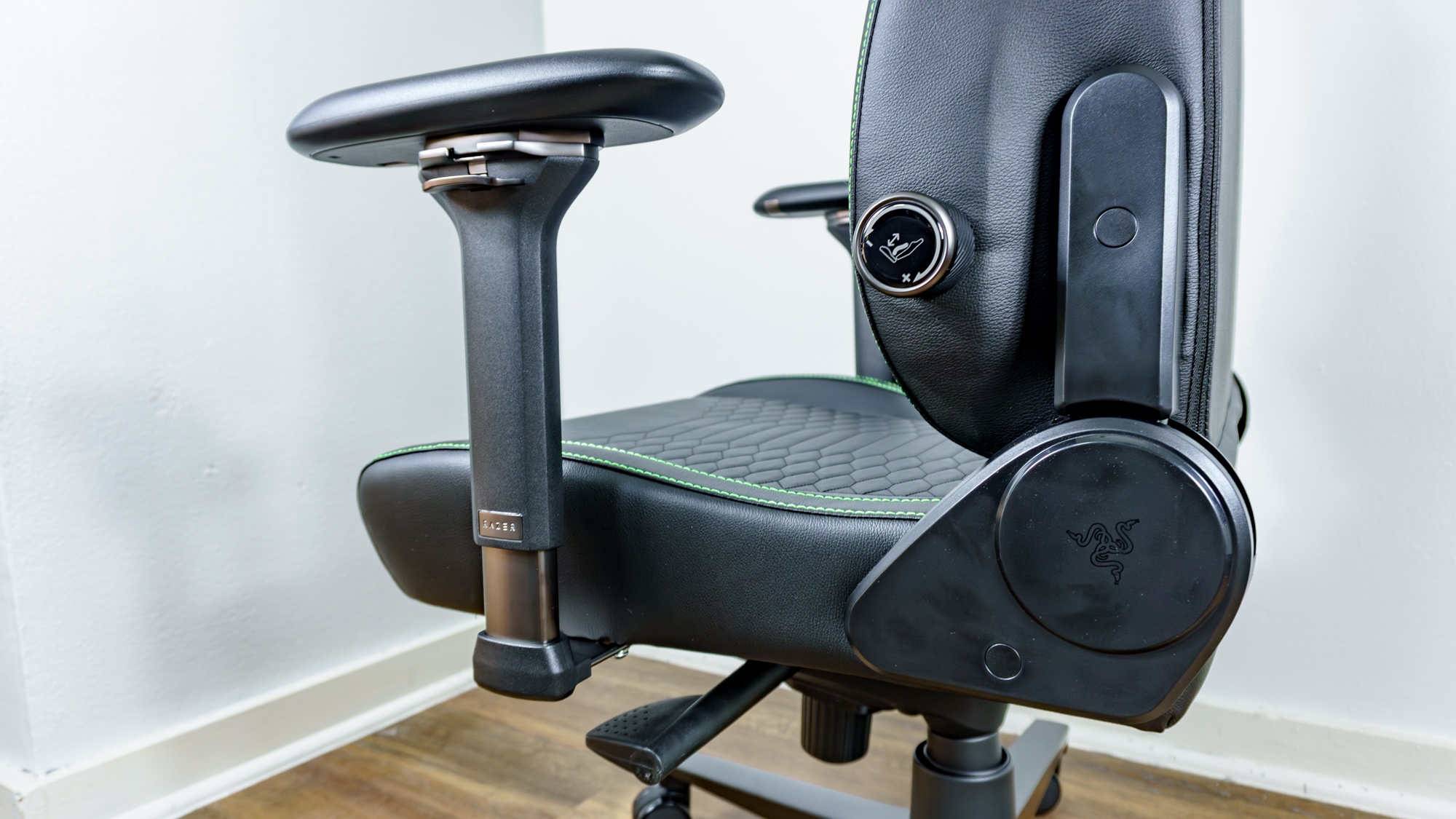 The backrest adjustment knob and height adjustment lever on the left side of the Razer Iskur V2 NewGen gaming chair