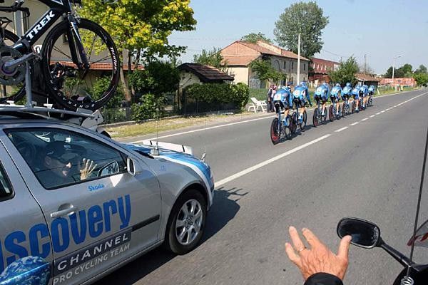 Lance Armstrong waves from the Discovery team car.