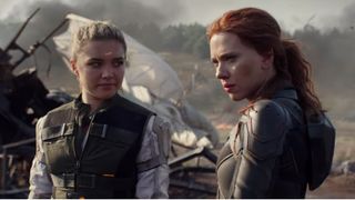En stillbild från Black Widow av Scarlett Johansson och Florence Pugh.