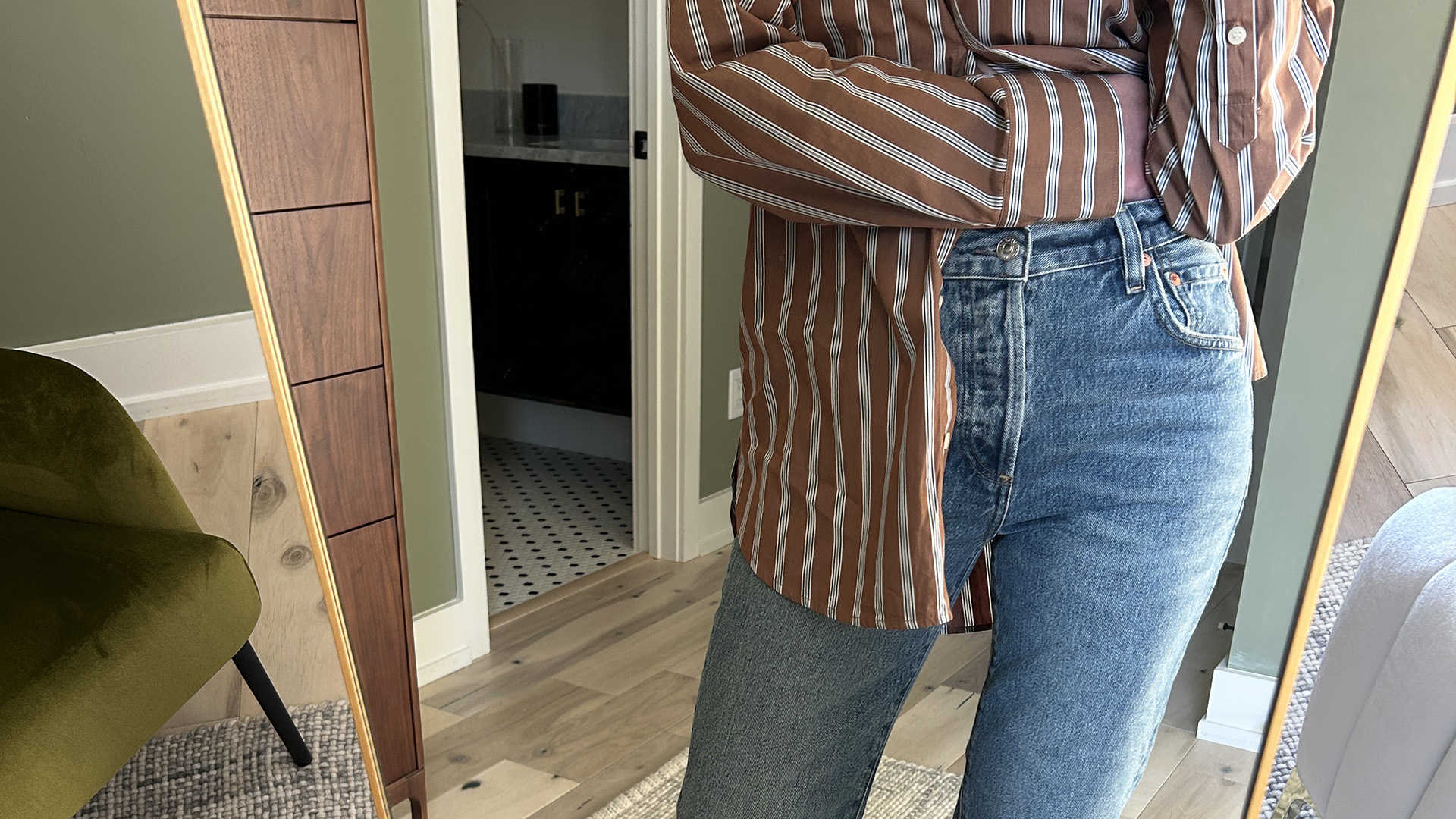 Who What Wear senior fashion editor Allyson Payer trying on the Citizens of Humanity 90s French Jeans in Dirty Martini