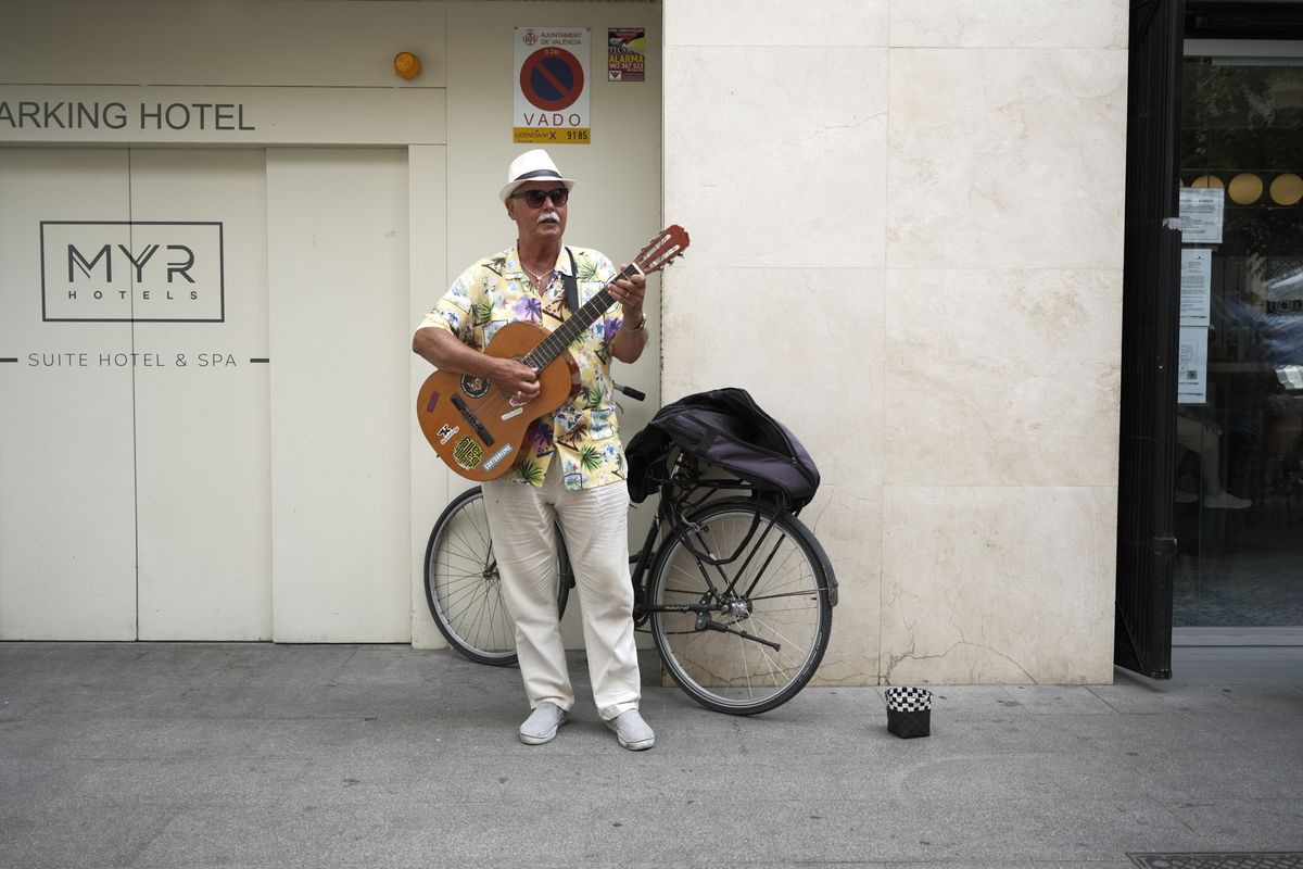 Street photography in Valencia, Spain, taken with the Fujifilm X-E5 mirrorless camera and XF 23mm f/2.8 lens
