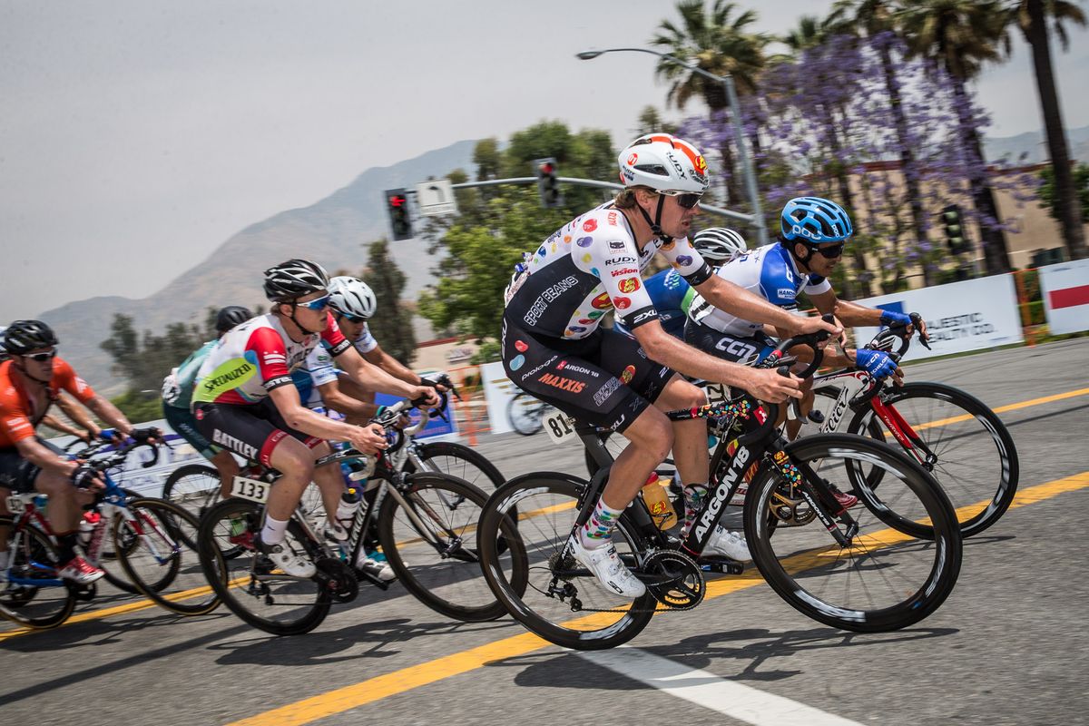 The mens field takes turn 1