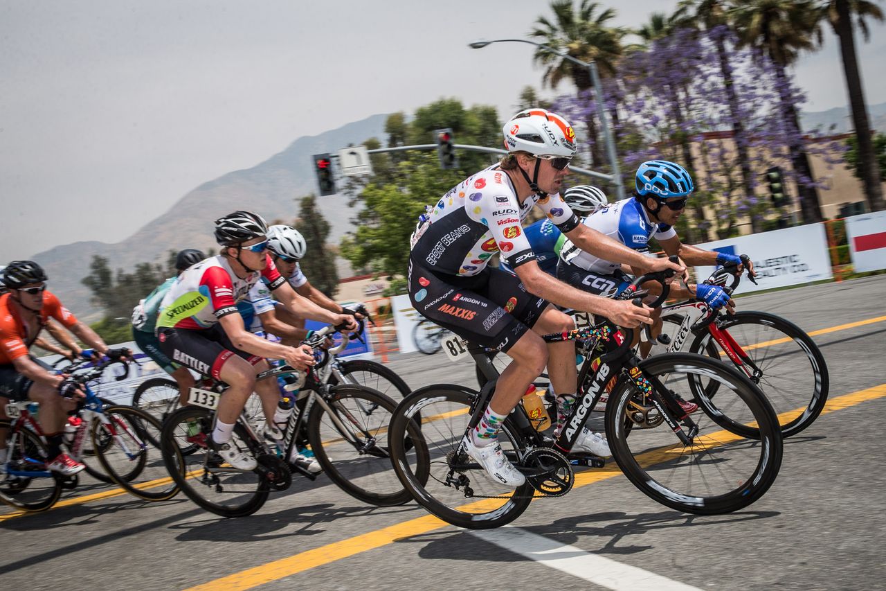 The mens field takes turn 1
