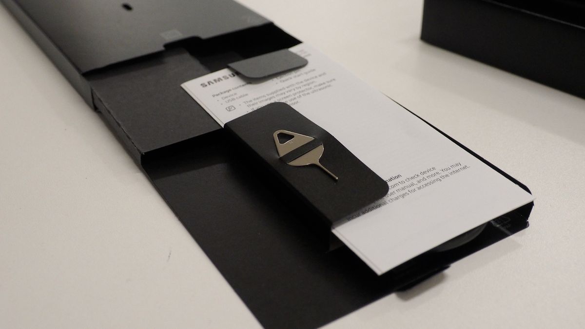 Samsung Galaxy S23 Ultra unboxing lid contents open