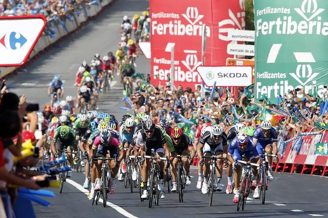 Nacer Bouhanni (FDJ.fr) gets a perfect lead out from his teammates to win stage 2