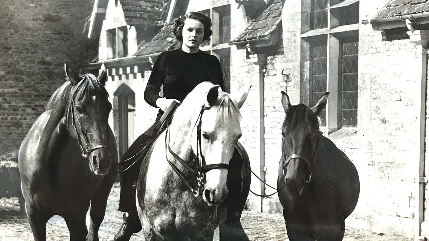HAH305.legendsTosca.with_prince_hal_and_candy_leaving_yard_at_home_1952_pa_reuter_ti_archive.jpg