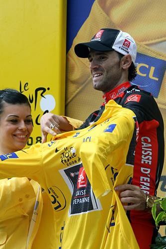 Valverde dons the first leader's jersey.