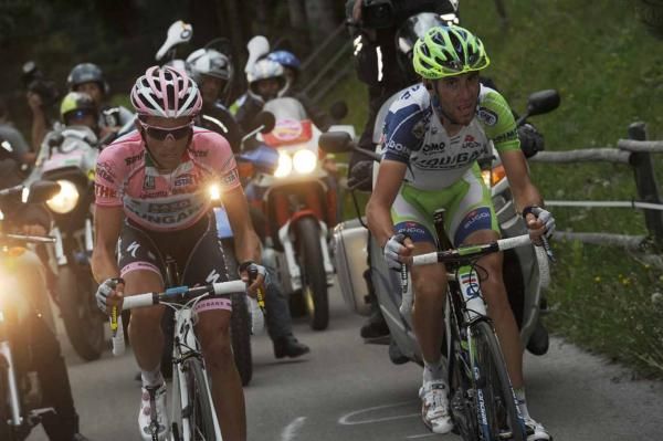 Vincenzo Nibali (Liquigas-Cannondale) goes elbow to elbow with Alberto Contador (Saxo Bank-SunGard).