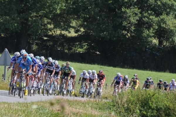 The peloton in pursuit of the three escapees.