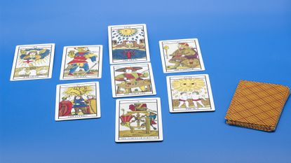 Tarotscope December 2022: Tarot cards on a blue background.