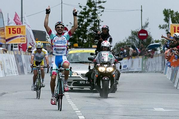 Jose Serpa (Androni Giocattoli) takes the stage ahead of Victor Nino Corridor (Azad University Cross Team) on top of Genting Highlands.