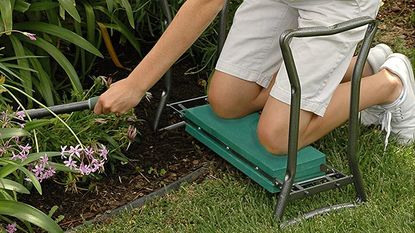 Yard Butler portable lightweight garden kneeler/seat