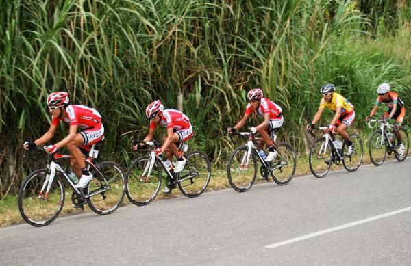 Race leader Fexlix Cardenasis protected by his team