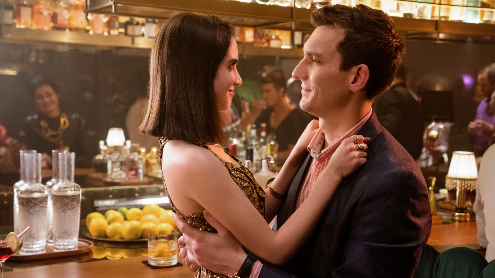 Laura Marano y Scott Michael Foster en Elige el amor