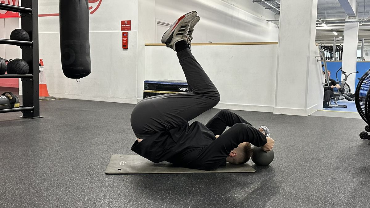 Ollie Thompson performing a kettlebell reverse crunch
