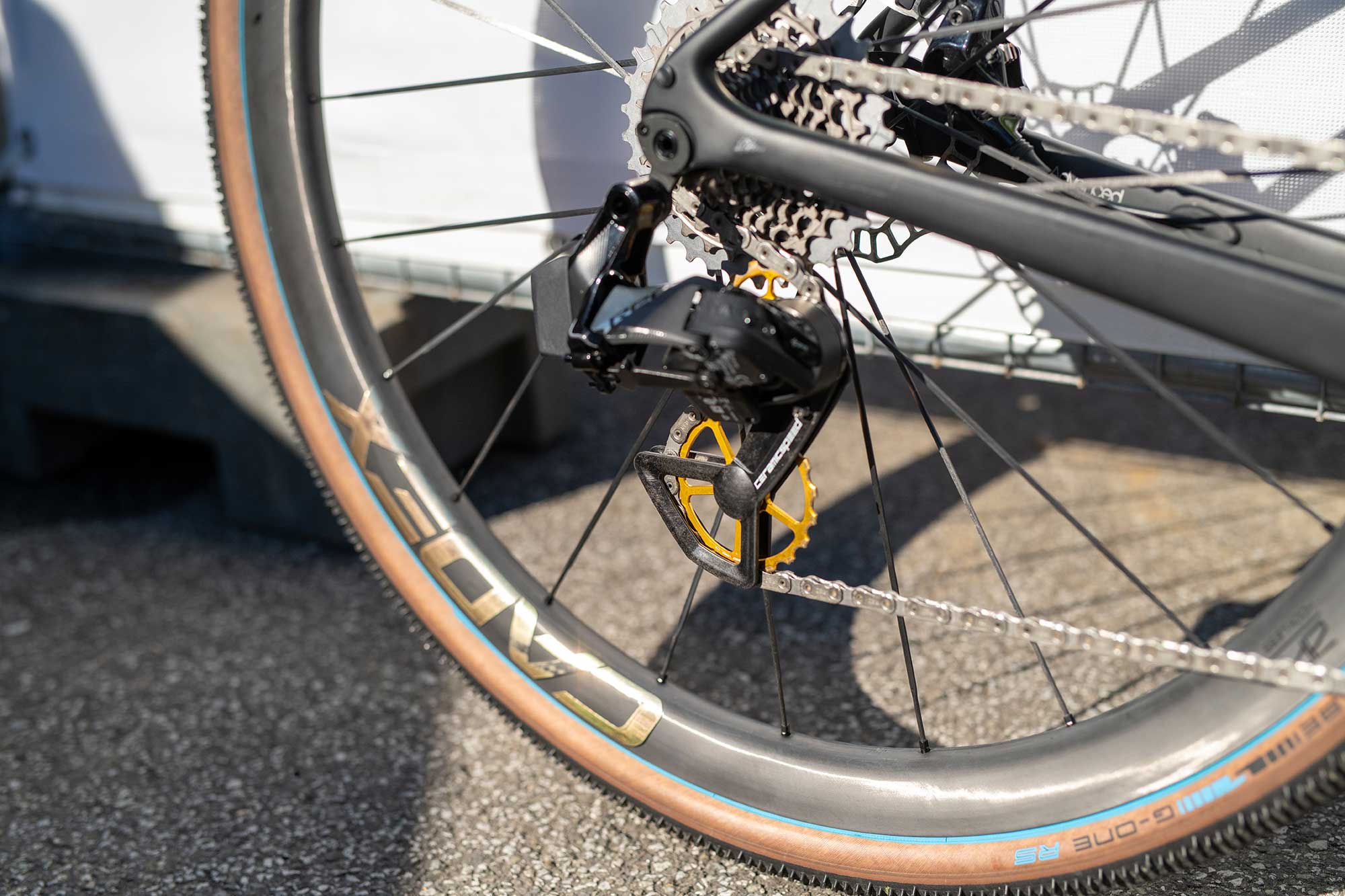 A gold jockey wheel on Tassa Neefjes Gravel World Championships bike.