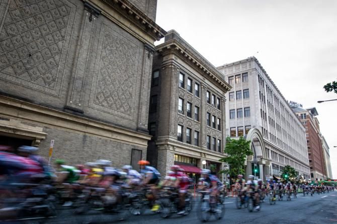 The men's field heads out on the first lap.