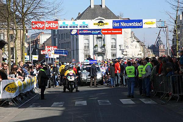 The peloton line up at the 2007 Tour of Flanders Women
