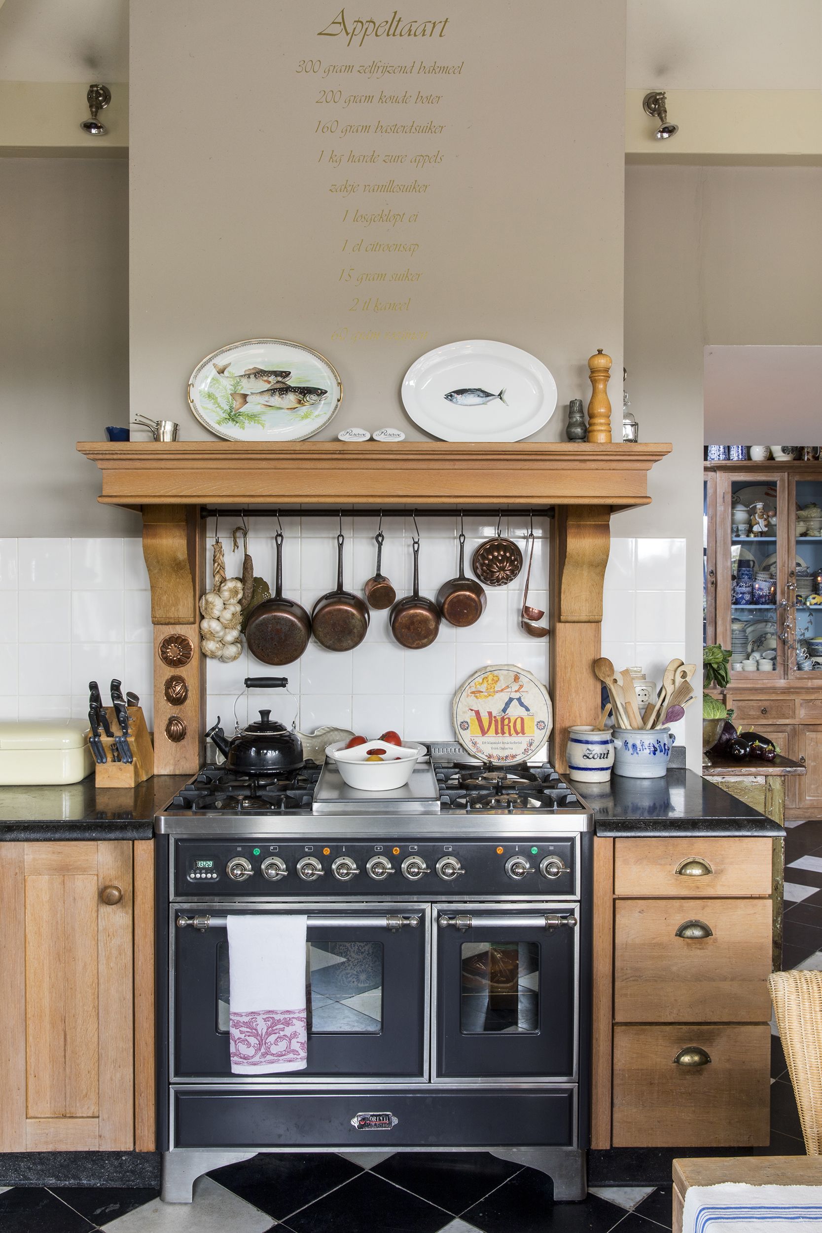  cuisine de ferme hollandaise avec assiettes et pots en cuivre affichés au-dessus de la cuisinière