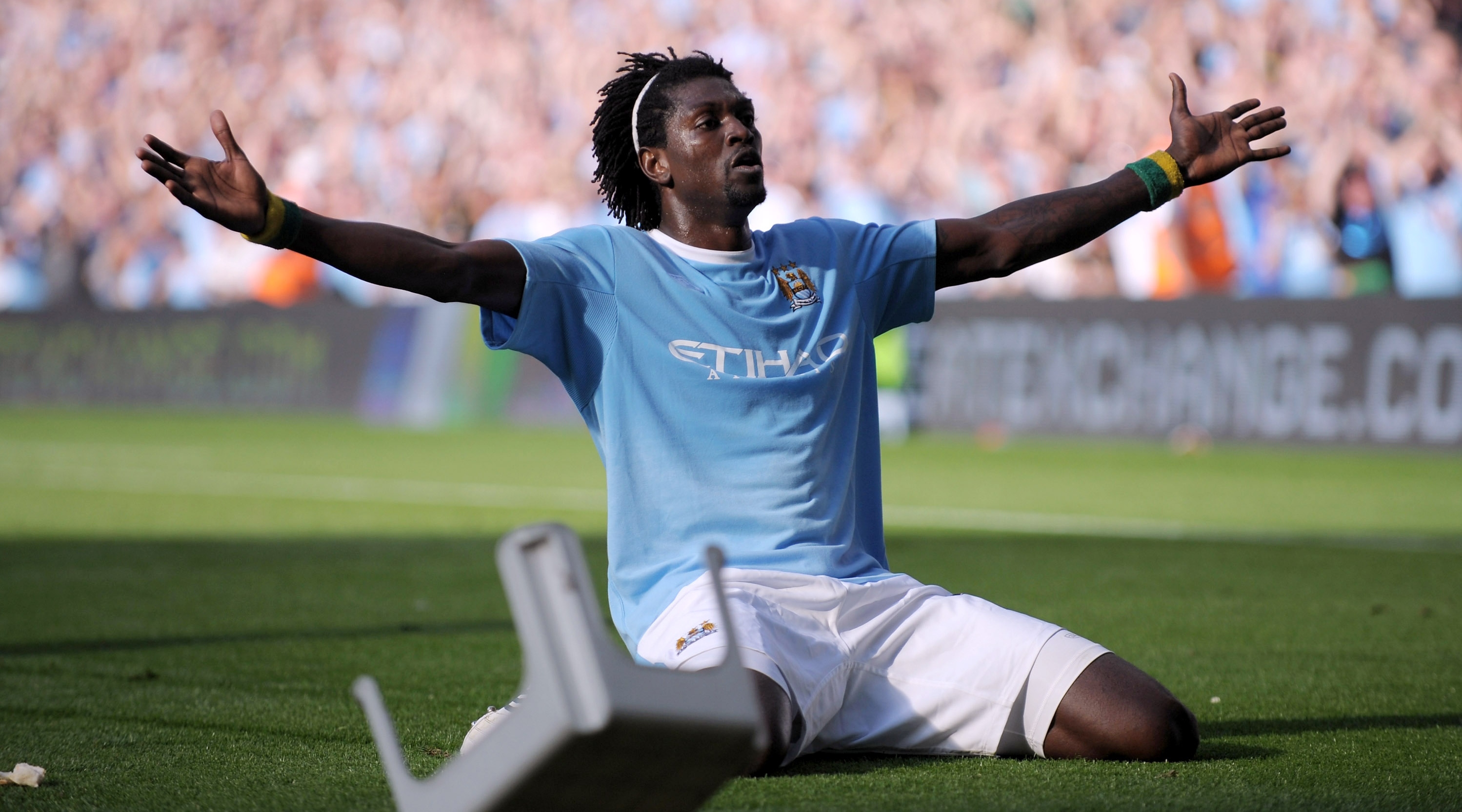 MANCHESTER, ENGLAND - SEPTEMBER 12: Emmanuel Adebayor of Manchester City celebrates in front of the Arsenal fans after scoring during the Barclays Premier League match between Manchester City and Arsenal at the City of Manchester Stadium on September 12, 2009 in Manchester, England. (Photo by Shaun Botterill/Getty Images)