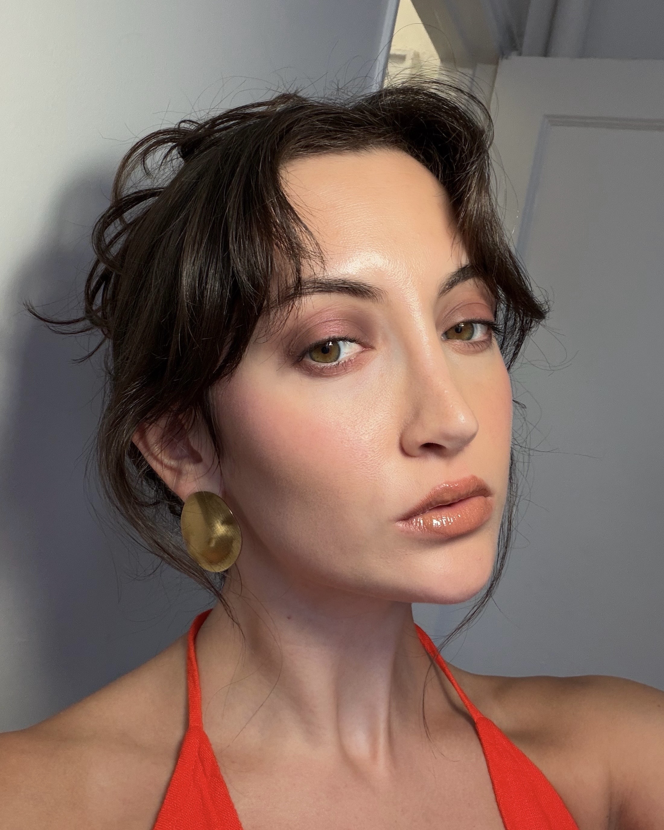 Image of Who What Wear associate beauty editor Alyssa Brascia wearing Violette_FR Plume Eyeshadows.