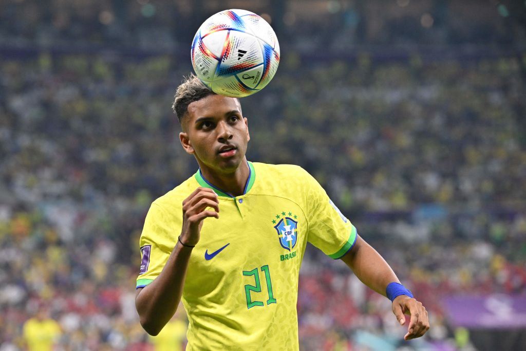 Rodrygo cabeceia durante a partida de futebol do Grupo G da Copa do Mundo Qatar 2022 entre Brasil e Sérvia no Lusail Stadium em Lusail, ao norte de Doha, em 24 de novembro de 2022.