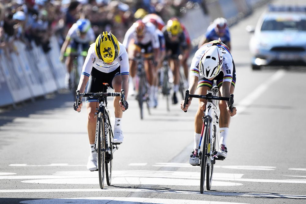 Lizzie Armitstead (L) wins the Tour of Flanders ahead of Emma Johansson.