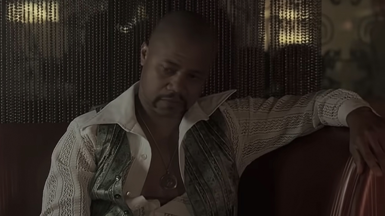 Cuba Gooding, Jr. with his shirt unbuttoned in American Gangster