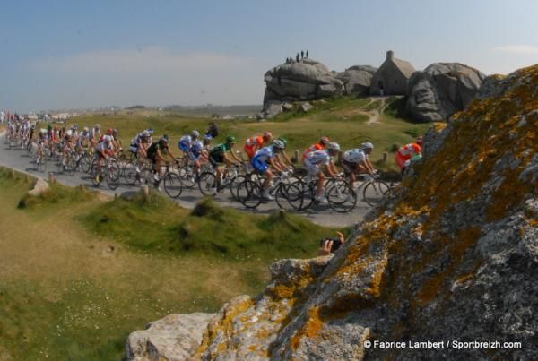 The Tro-Bro Leon peloton in action through the Breton countryside.