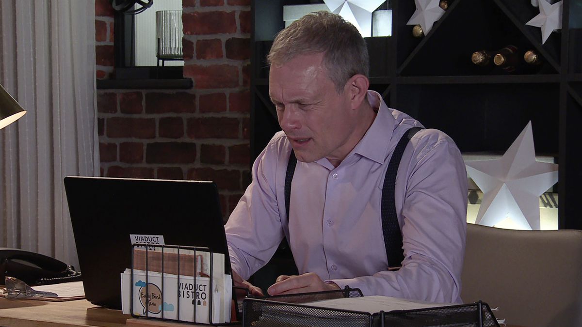 Nick Tilsley looks confused at his computer screen in Coronation Street.