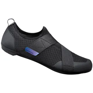 strapped IC102 indoor cycling shoe in black with iridescent accent pull tab. 