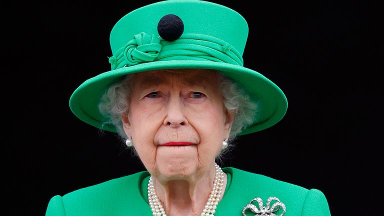 The Queen Scotland visit - Queen Elizabeth II stands on the balcony of Buckingham Palace following the Platinum Pageant on June 5, 2022 in London, England. 