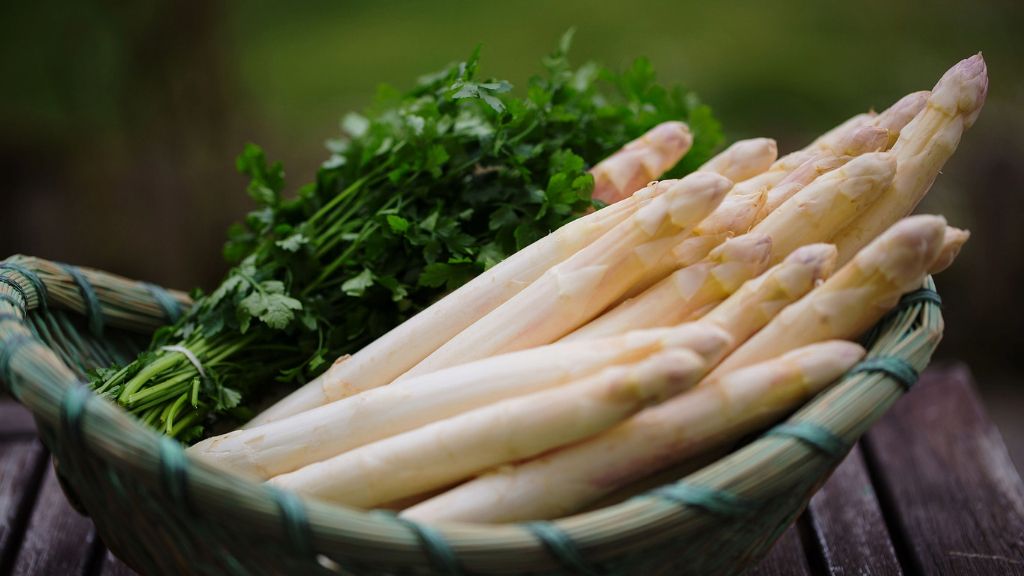 White asparagus in a basket