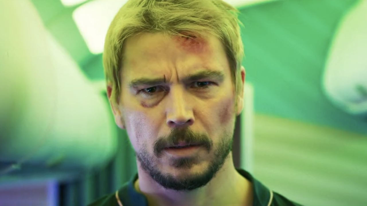 『ファイト・オア・フライト』でヒキガエルの毒につまずくジョシュ・ハートネット、緑の照明に囲まれる