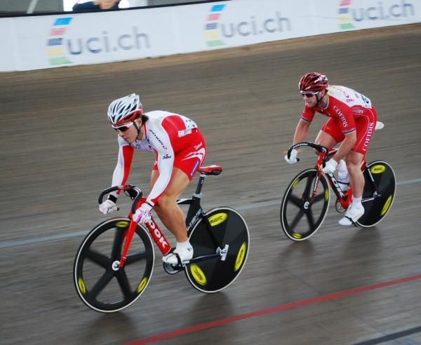 Teun Mulder (Cofidis) goes head-to-head in a sprint heat.
