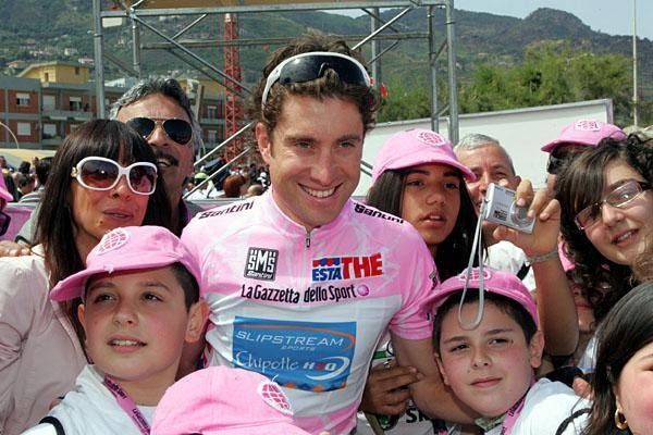 Vande Velde enjoys the time with the fans.