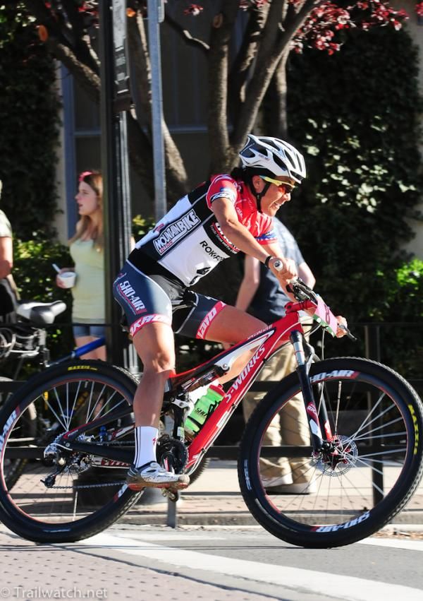 Pua Mata (ShoAir) riding nearly the whole race alone in third place