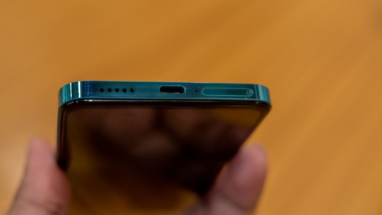Vivo V25 USB-C port