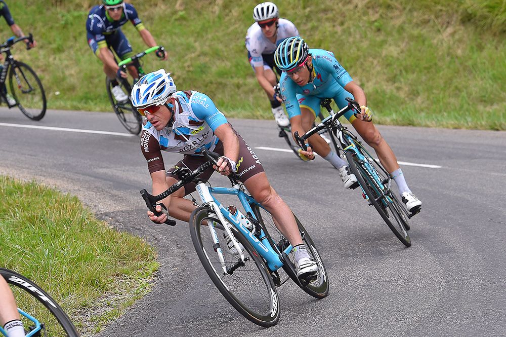 Sam Dumoulin descends through a corner during stage 20