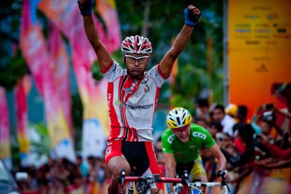 Hamid Shirisisan (Uzbekistan Suren Team) takes the stage from Oscar Pujol (Azad University Cross Team)