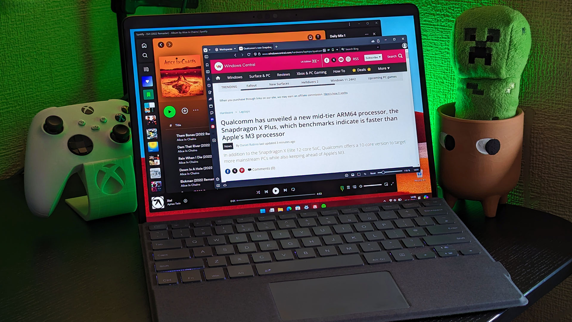 Surface Pro X con controlador Xbox que muestra el artículo de Windows Central