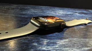 Apple Watch 8 på et blåt skrivebord