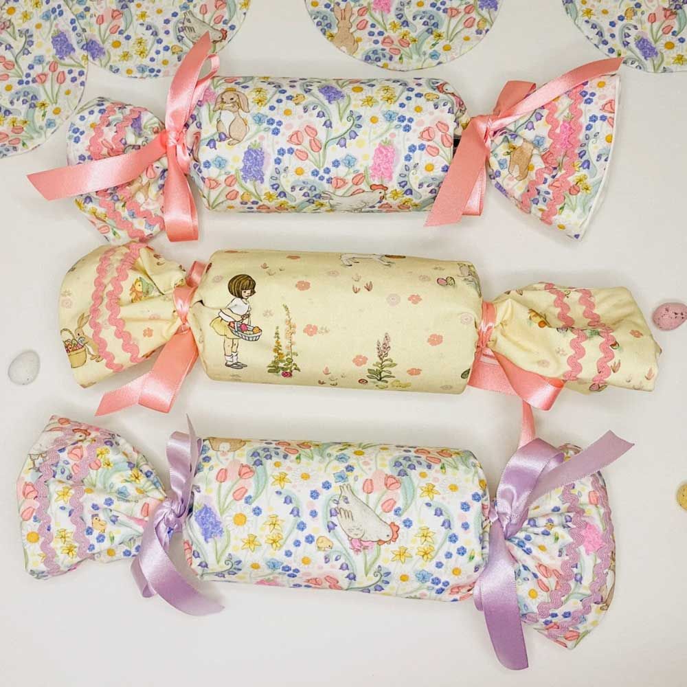 flower reusable fabric crackers for an Easter table decorations