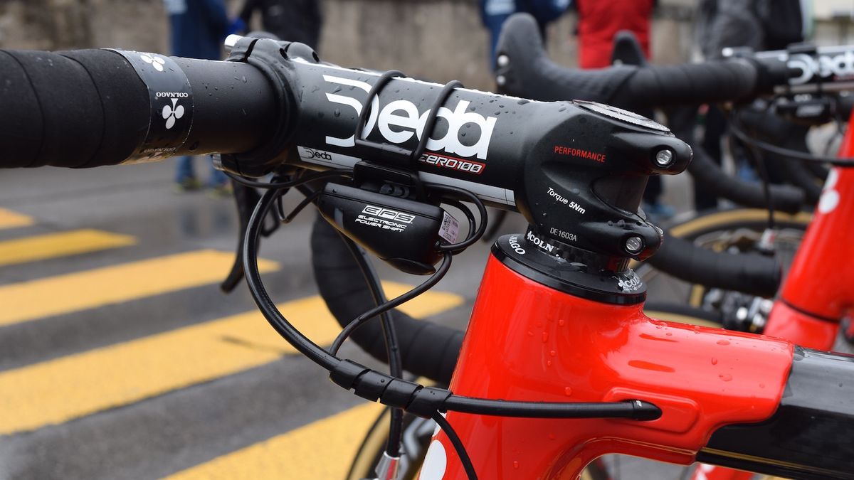The Campagnolo EPS interface box is positioned under the stem