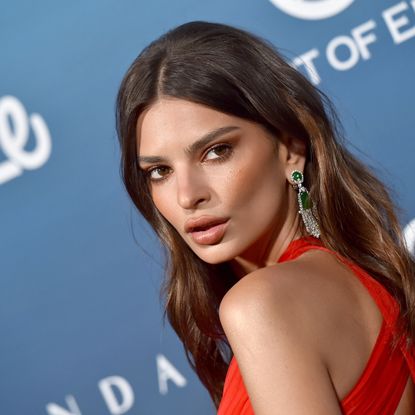 Hair, Hairstyle, Beauty, Lip, Model, Long hair, Brown hair, Premiere, Electric blue, Smile, 