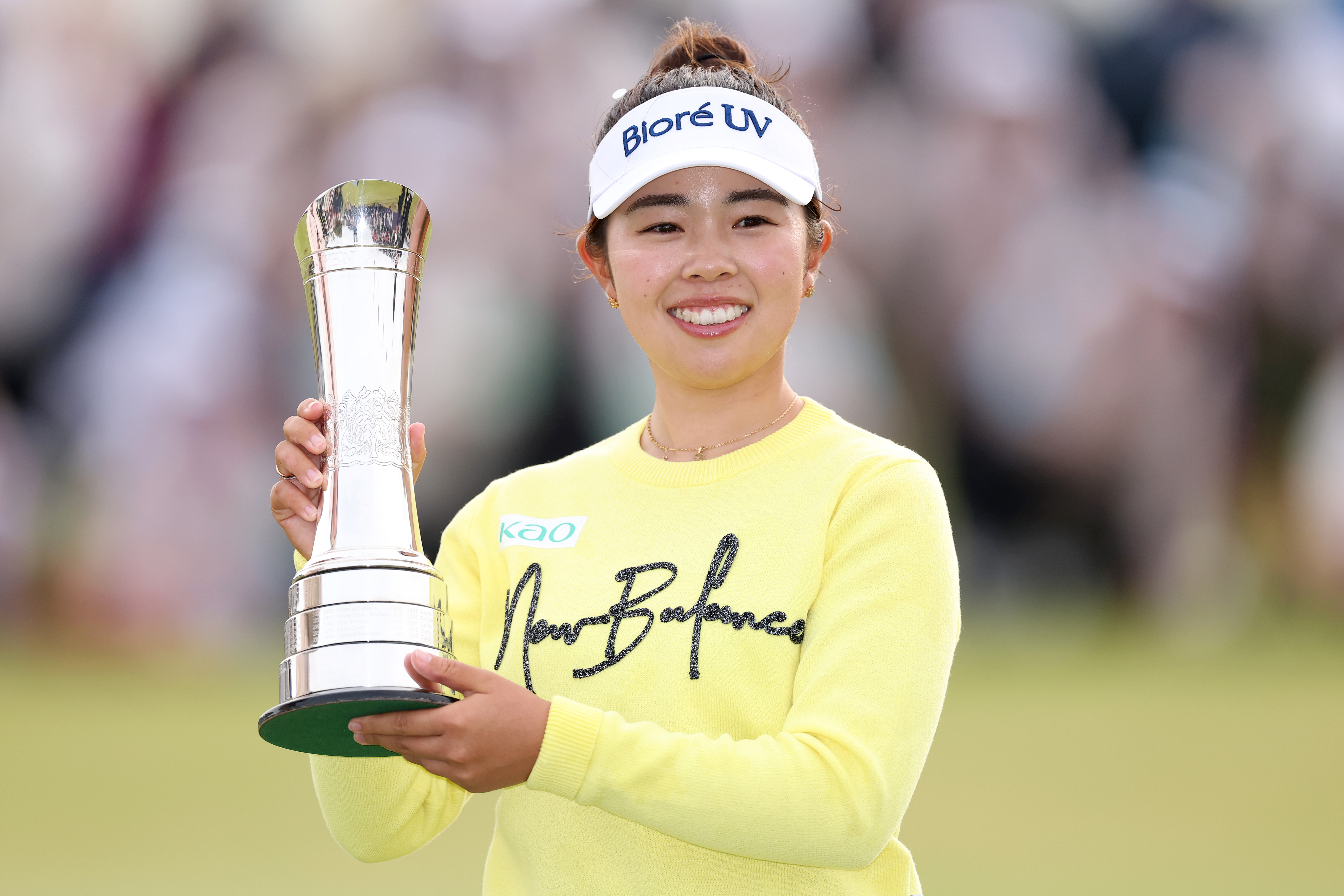Miyu Yamashita poses with the AIG Women's Open trophy after her win at Royal Porthcawl in 2025