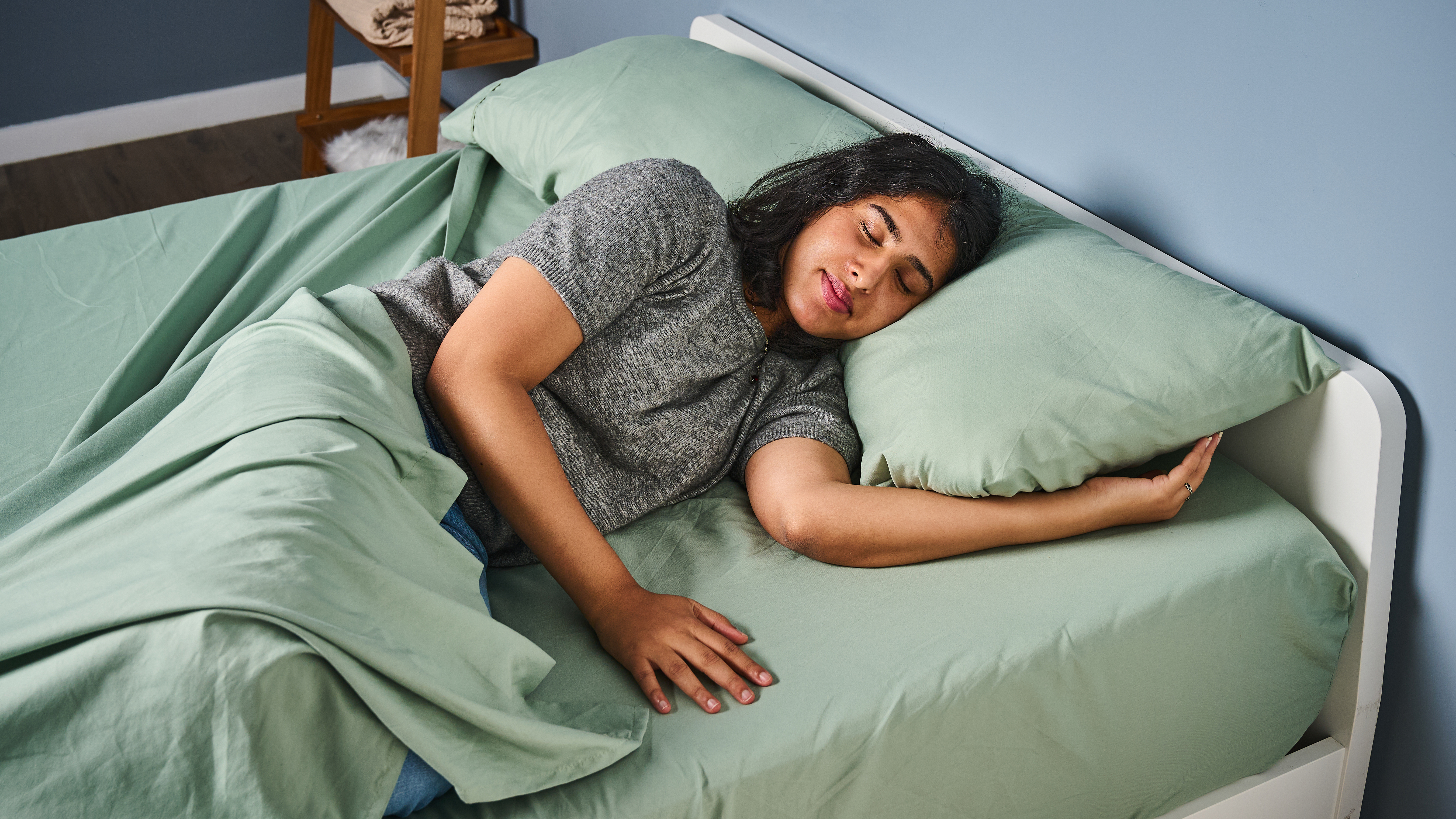 TG bedding writer testing the Utopia Bedding sheet set in our sleep studio
