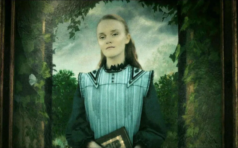 Alison Sudol as Queenie Goldstein in Fantastic Beasts: The Secrets of Dumbledore